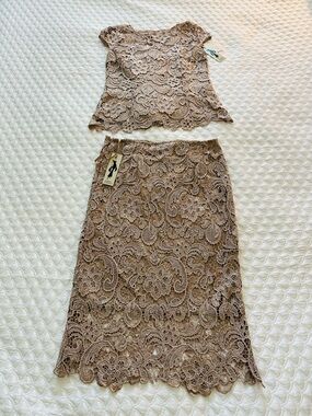 NWT✨Lace Midi Skirt and blouse set in Taupe